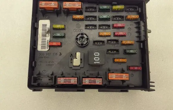 Volkswagen PASSAT B7 Fuse box set 3C0937125A 63595743