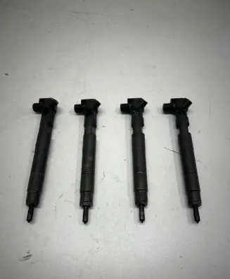 Mercedes-Benz C W204 Fuel injector A6510704987 283C2027 56JYGX8269
