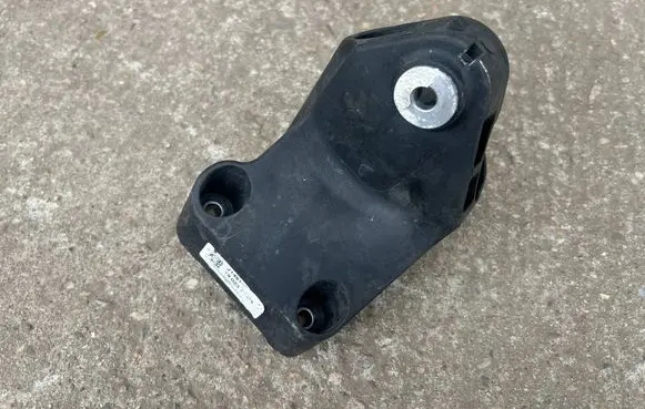 Mercedes-Benz E W213 Engine mounting bracket A6542232200
