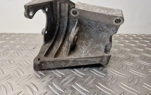 Audi A8 S8 D3 4E Engine mounting bracket 077260885N