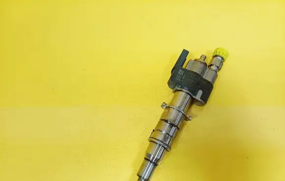 BMW 1 E81 E87 Fuel injector 7589048 10181010