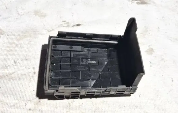 Skoda Octavia Mk2 (1Z) Fuse box cover 1k0937132 0-1718006-1