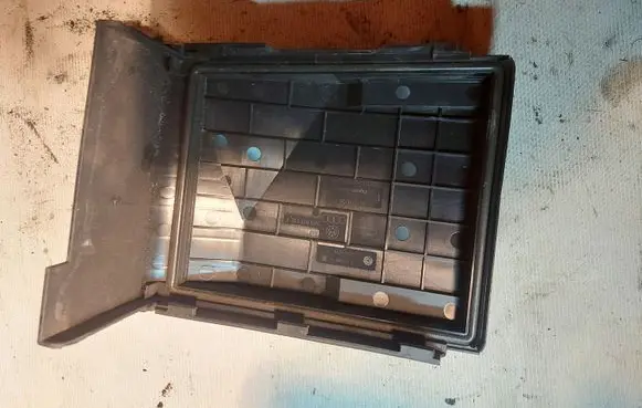 Volkswagen Touran I Fuse box cover 1K0937132