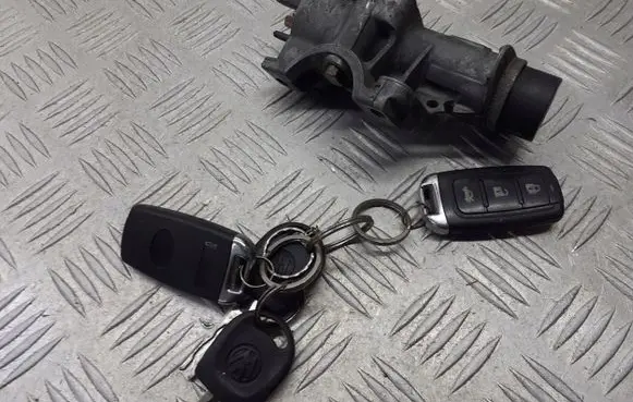 Volkswagen Polo IV 9N3 Ignition lock 4B0905551C