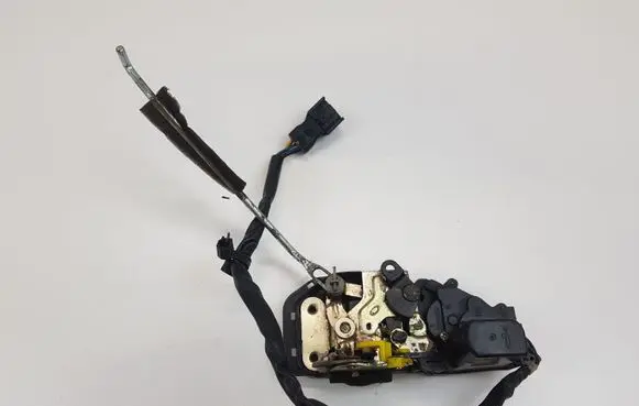 KIA Carens I Front door lock