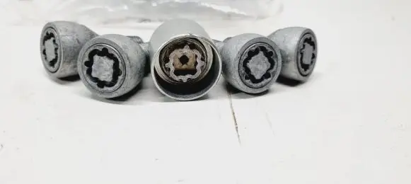 Renault Clio V Anti-theft wheel nuts and lock 8201724188