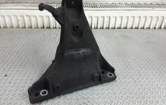 Volkswagen PASSAT B5 Engine mounting bracket 8D0199308L