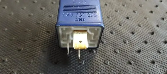 Volkswagen PASSAT B5.5 Other relay 8A0951253 899587
