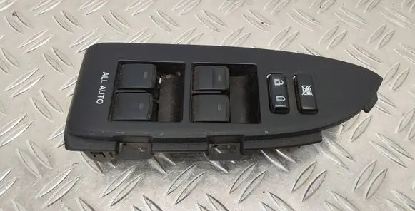 Toyota Prius (XW30) Electric window control switch 8404033100