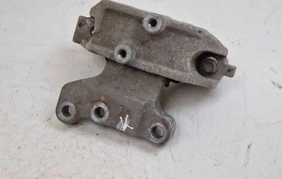 Mitsubishi Outlander Engine mount bracket