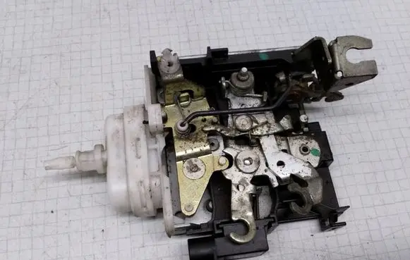 Audi A4 S4 B5 8D Front door lock 8D1837016F 4D0173A