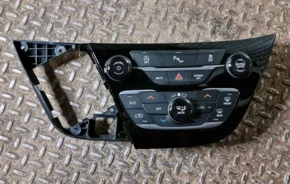 Chrysler Pacifica Climate control unit P6UX671X8AA