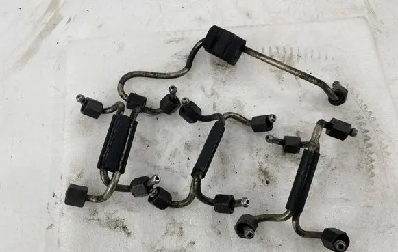 BMW 5 E39 Fuel injector supply line/pipe 