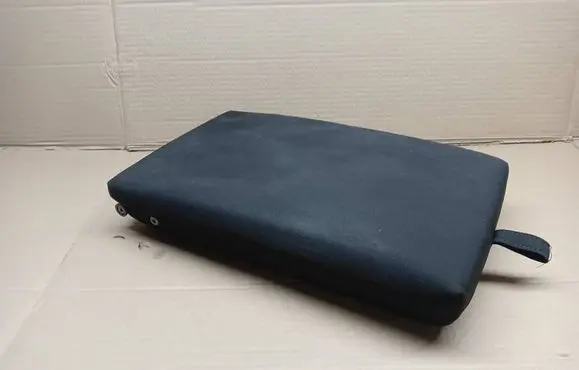 Volkswagen PASSAT B7 Rear seat armrest 