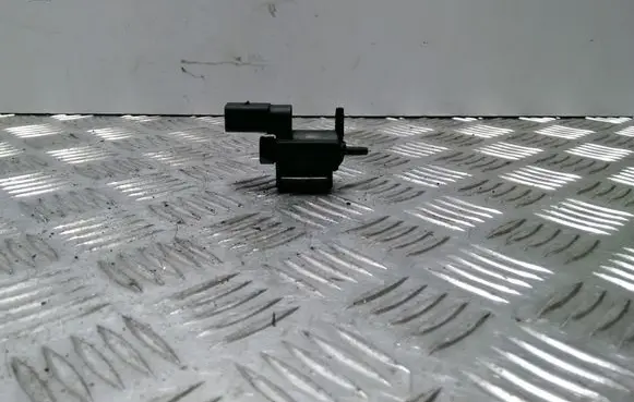 Volkswagen PASSAT B5 Vacuum valve 037906283C