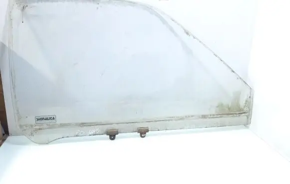 Nissan King Cab Front door window/glass (coupe) AS2