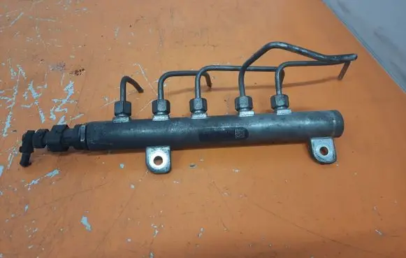 Opel Vectra C Fuel distributor 0445214095