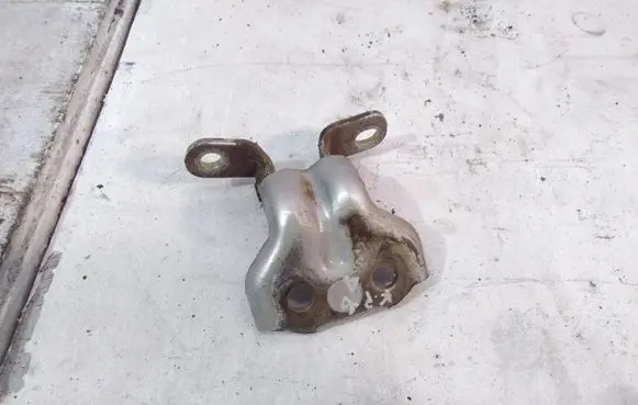 KIA Sorento Rear door lower hinge