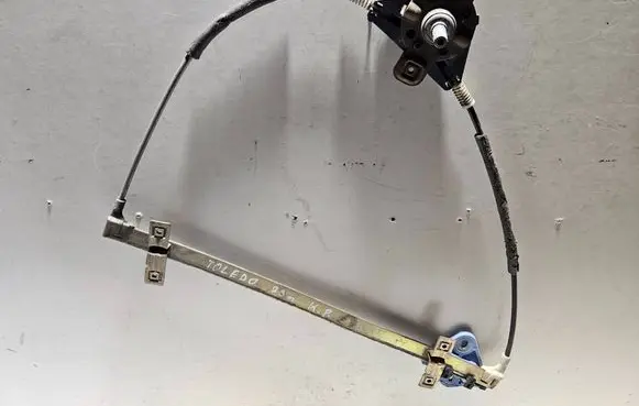 Seat Toledo I (1L) Front door manual window regulator