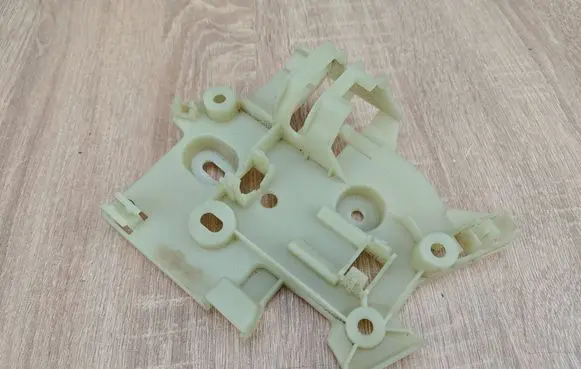 Oil filter mounting bracket
