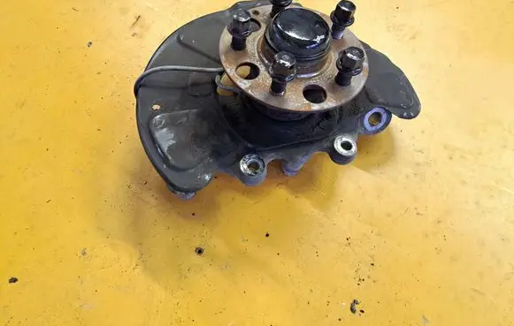 Mercedes-Benz E W212 Front wheel hub spindle knuckle 21208
