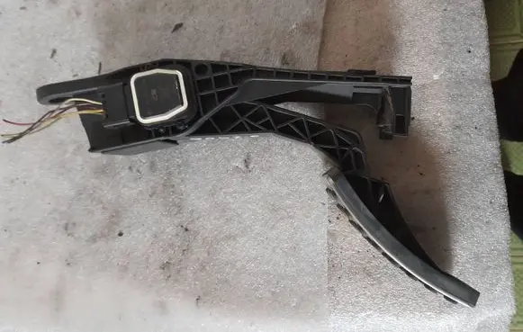 Mercedes-Benz R W251 Accelerator throttle pedal a1643000104 1643000104