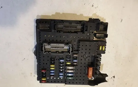 Volvo XC70 Fuse module 30728512 28017881