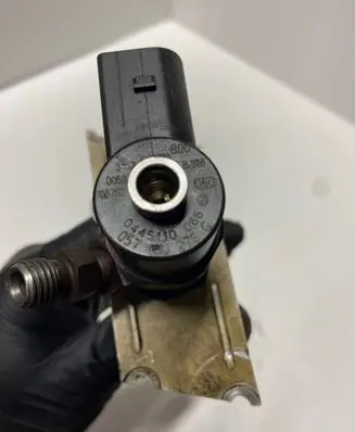Audi A8 S8 D2 4D Fuel injector 057130276G