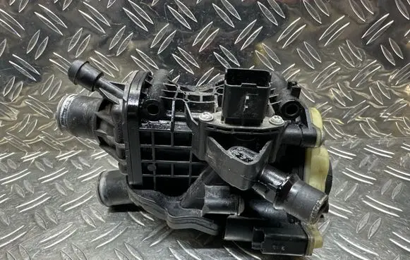 Citroen C4 II Picasso Thermostat/thermostat housing 9804160380