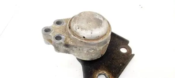 Mazda 2 Engine mount bracket