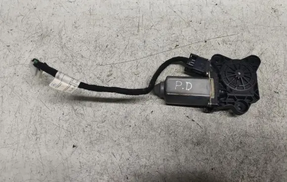 Mercedes-Benz C W203 Front door window regulator motor 119650105
