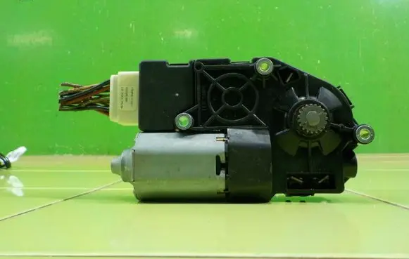 Mercedes-Benz E C207 W207 Sunroof motor/actuator A2079061000 XP46