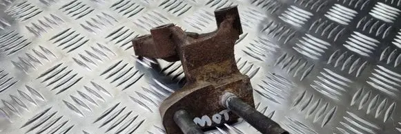 Mazda Xedos 9 Engine mounting bracket