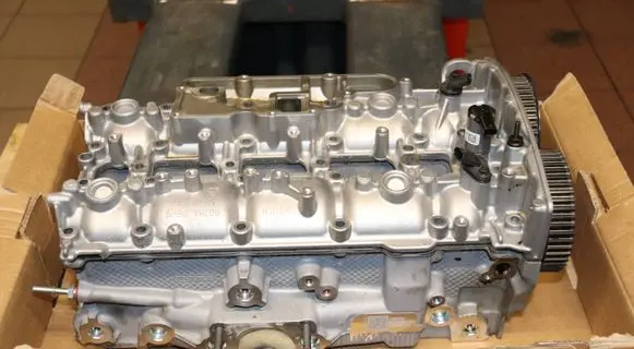 Volvo XC40 Engine head 32267401