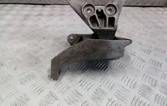 Peugeot 308 Engine mount bracket 091622