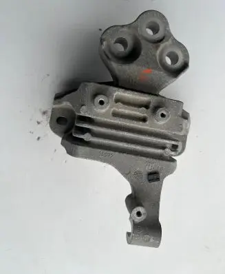 Jeep Cherokee Engine mount bracket P68270565AA 3437