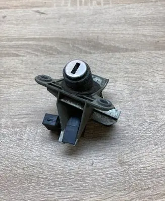 Audi A4 S4 B5 8D Tailgate exterior lock 8D5827573