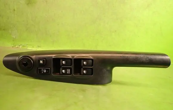 Hyundai Tucson JM Quarter vent window switch 93570-2E200