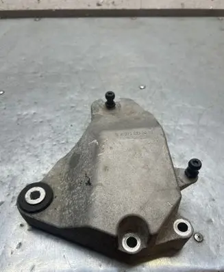 Engine mounting bracket