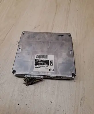 Toyota Avensis T250 Engine control unit/module 1758006323 8966105690 MB1758006323