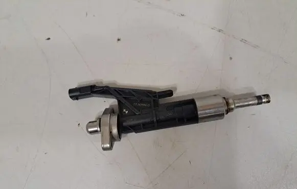 BMW 2 F22 F23 Fuel injector 7639990 8625396