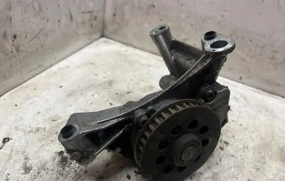 Volkswagen Golf VII Oil pump 03L115105C