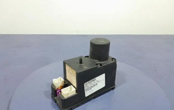 Audi A4 S4 B5 8D Central locking vacuum pump 4A0862257J