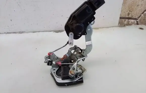 Suzuki Ignis Rear door lock