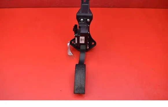 Accelerator throttle pedal