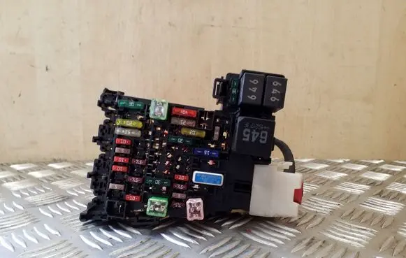 Volkswagen PASSAT B8 Fuse module 5Q0937615C