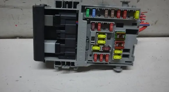 Opel Astra J Fuse module 13222786