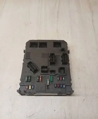 Peugeot 206 Fuse module 9645747480 614297730 S118085210D