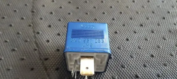 Volkswagen PASSAT B5.5 Other relay 8A0951253 899587