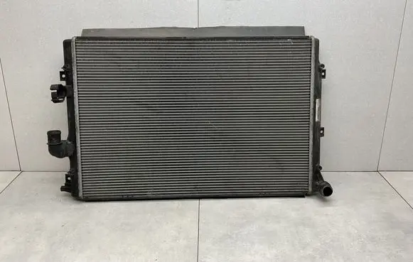 Volkswagen Tiguan Coolant radiator 5N0121253L